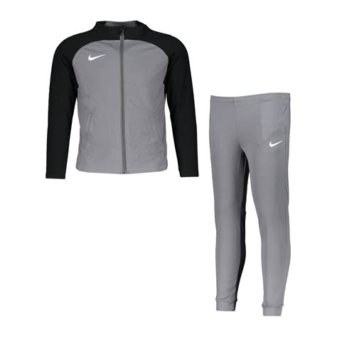 Nike Grau Trainingsanzüge – Sets. Nike DE.